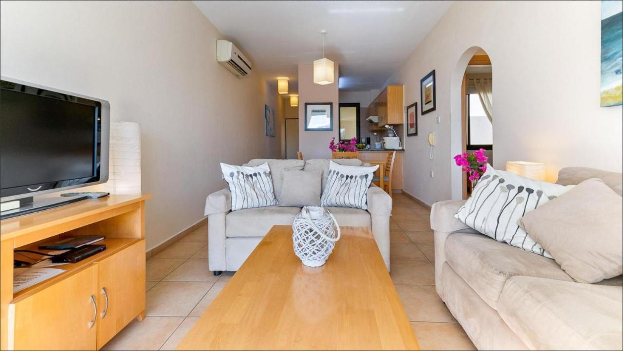 Spacious Contemporary Apartment Пісурі Екстер'єр фото